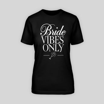 BRIDE VIBES ONLY – DAS PERFEKTE JGA-SHIRT! – JGA T-Shirt Damen – Vorderansicht