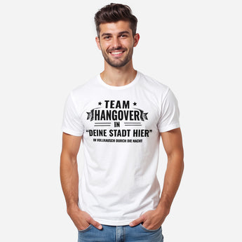 TEAM HANGOVER IN DEINER STADT - Personalisierbar – JGA T-Shirt Herren – Rückansicht