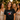 Braut im schwarzen Bride Mode: ON Shirt lacht beim Junggesellinnenabschied im Abendlicht mit Freundinnen