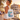 Person mit Ibiza-Grand-Tour-Jutebeutel an der Hafenpromenade vor der Altstadt Dalt Vila