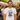 Mann im weißen Der letzte Tag in Freiheit Shirt beim Junggesellenabschied im Biergarten mit Freunden