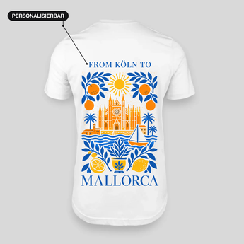Mallorca personalisierbares T-Shirt weiß – Rückseite mit eigener Route über dem Balearic-Sun-Motiv (Kathedrale, Palmen, Meer)