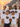 Fuenf Maenner in Trau dich Retro Regenbogen JGA T-Shirts vor Positano