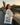 Person mit Würzburg-Grand-Tour-Jutebeutel auf der Alten Mainbrücke – Städte-Aufdruck
