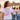 Team-Braut mit rosa Berlin-Shirt vor dem Brandenburger Tor, Braut im Vordergrund (1:1)
