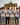JGA-Crew mit Berlin-Grand-Tour-Shirts vor dem Brandenburger Tor – Rückenprint