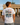Mann mit Berlin-Grand-Tour-Shirt vor dem Brandenburger Tor – Rückenprint Städte-Collage