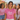 Braut im pinken Bride to be Shirt mit Freundinnen beim Junggesellinnenabschied