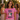 Junggesellin im pinken Bride's Angels Einhorn-Shirt lacht beim JGA im Garten mit Freundinnen