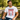 Mann trägt das weiße Erst zahlen dann schneiden JGA T-Shirt auf einer Parkbank im Sommer