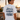 Mann mit Fischmarkt-Hamburg-Shirt am Hafen – Rückenprint im Fokus, Sonnenuntergang