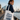 Person mit Fischmarkt-Hamburg-Jutebeutel am Hafen – Aufdruck FISCHMARKT HAMBURG