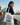 Person mit Fischmarkt-Hamburg-Jutebeutel am Hafen – Aufdruck FISCHMARKT HAMBURG