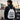 Person mit Fischmarkt-Hamburg-Turnbeutel am Hafen – Aufdruck FISCHMARKT HAMBURG
