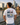 Mann mit Frankfurt-Grand-Tour-Shirt auf dem Eisernen Steg vor der Skyline – Rückenprint Städte-Collage