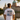 Mann mit Hannover-Grand-Tour-Shirt am Maschteich vor dem Neuen Rathaus – Rückenprint Städte-Collage