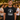Mann im schwarzen Seine letzte Tour Shirt beim Junggesellenabschied im Biergarten mit Freunden