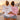 The Bride / The Crew Spritz – Braut in weißem und Crew in rosa Oversized-Shirt am Meer