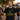 Mann im schwarzen Platzhirsch JGA Shirt beim Junggesellenabschied im Biergarten mit Freunden