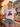 Frau traegt weisses JGA T-Shirt Liebe gewinnt Retro Regenbogen auf Positano-Balkon