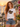 Frau traegt weisses JGA T-Shirt Trau dich Retro Regenbogen auf Positano-Balkon
