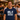 Mann im navy The Walking Crew Shirt beim Junggesellenabschied im Biergarten mit Freunden