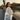 Person mit Würzburg-Grand-Tour-Jutebeutel auf der Alten Mainbrücke – Städte-Aufdruck