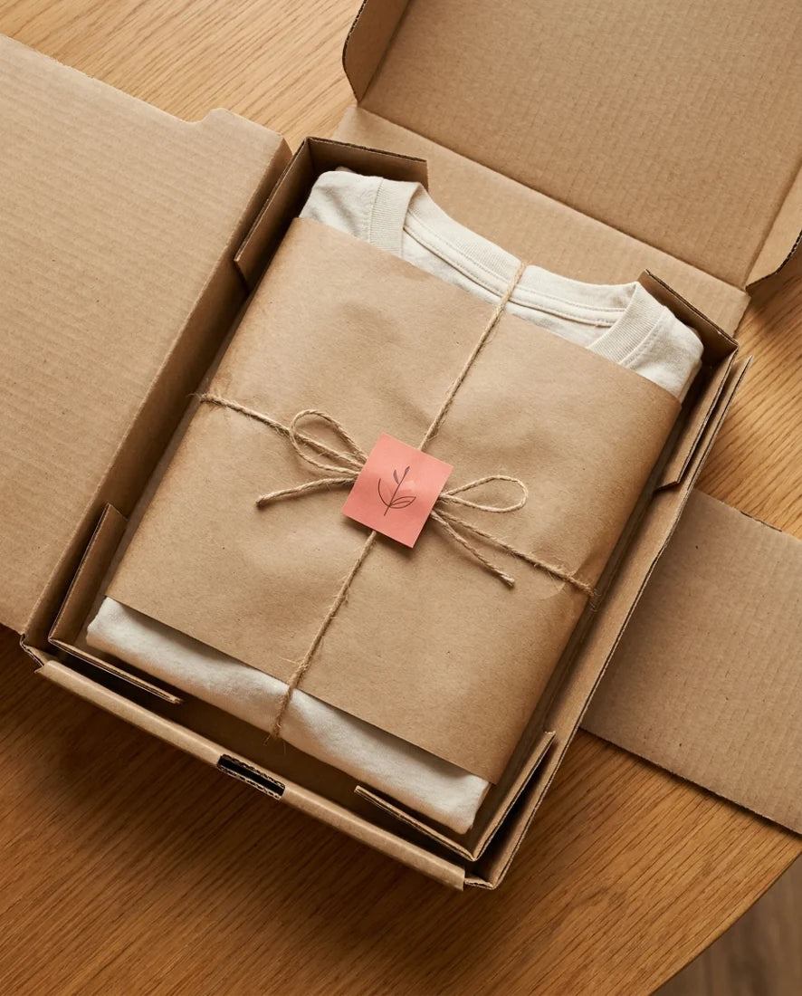 Plastikfreie Verpackung aus Kraftpapier und Karton
